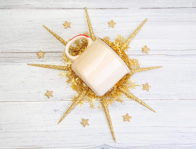 tasse blanche tasse vacances maquette étoiles d'or fond en bois cadeaux de Noël
