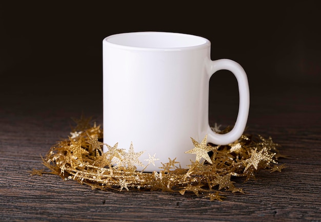 tasse blanche tasse vacances maquette Noël fond en bois cadeaux de Noël