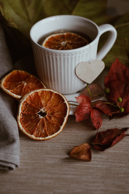 Tasse blanche de thé automne nature morte