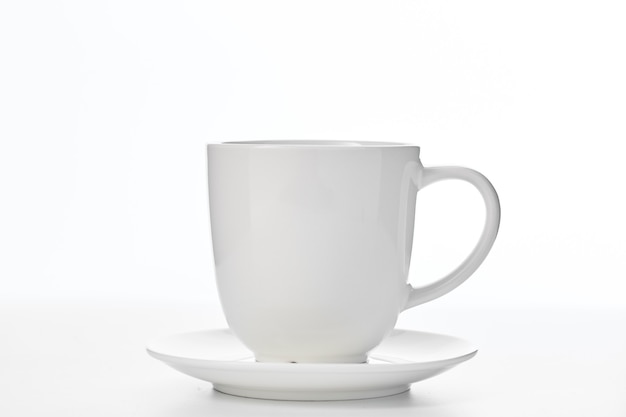 Tasse blanche vide isolé sur blanc