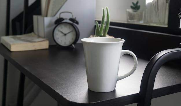 tasse blanche vide sur la table de chevet dans la chambre d&#39;hôtel