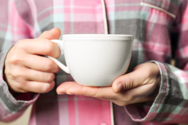 Photo tasse blanche vierge dans les mains libre