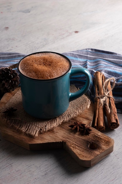 Tasse bleue avec boisson au chocolat et cannelle