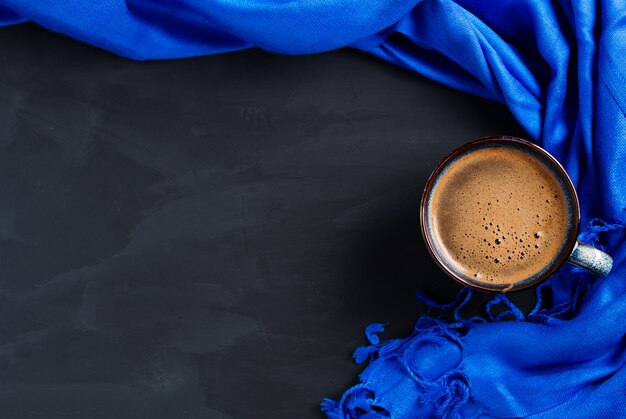 Tasse bleue de café parfumé sur un espace de copie de table de fond en béton foncé