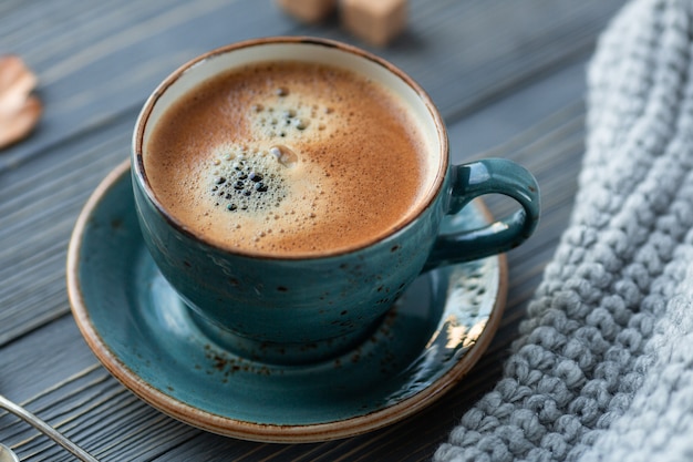 Photo tasse bleue avec café avec pull en tricot