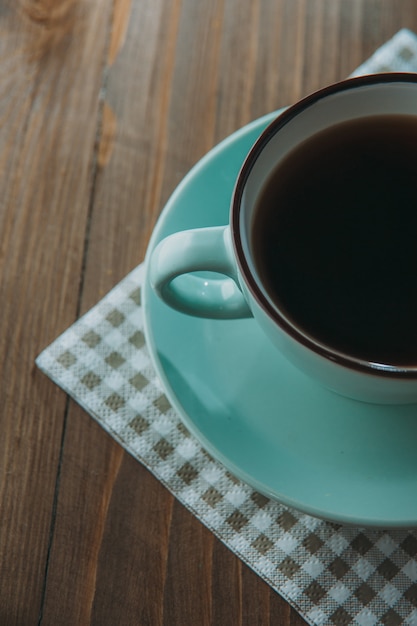 Tasse bleue avec café