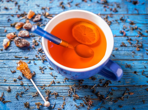 Tasse bleue avec du thé