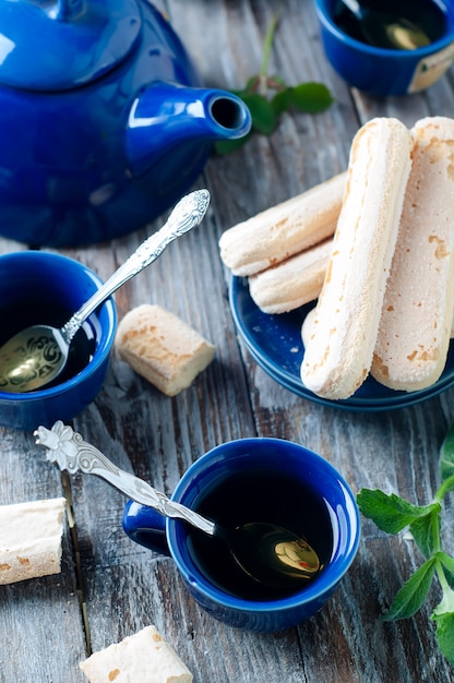 Tasse bleue de thé.