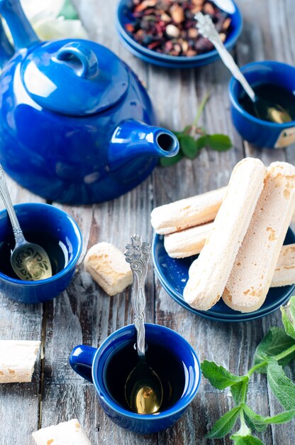 Tasse bleue de thé.