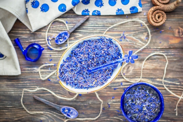 Tasse de bleuets séchés sur le mur en bois