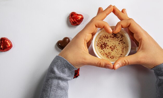 Tasse à boire pour le petit-déjeuner entre les mains des amoureux. Mise au point sélective.personnes