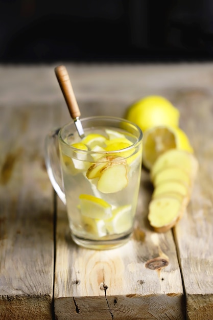 tasse avec boisson à base de miel, de citron et de gingembre