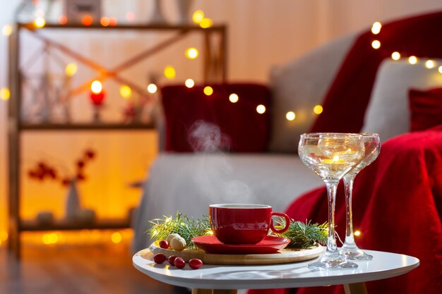 Tasse de boisson chaude avec des décorations de noël aux couleurs blanches et rouges à la maison