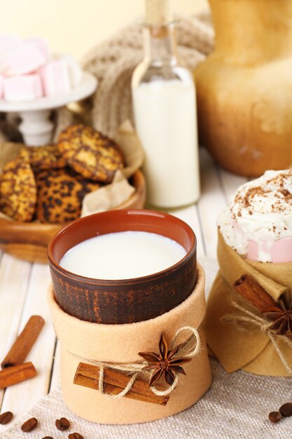 Tasse de boisson chaude décorée en feutre sur table en bois