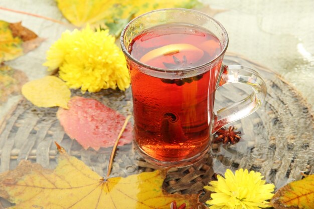 Tasse de boisson chaude et feuilles d'automne se bouchent