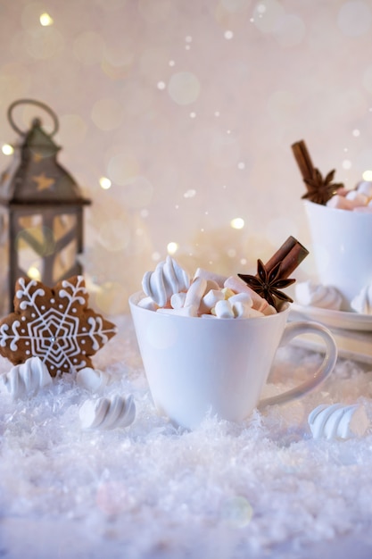 Tasse De Boisson Chaude Avec Guimauve Et épices Sur Neige.