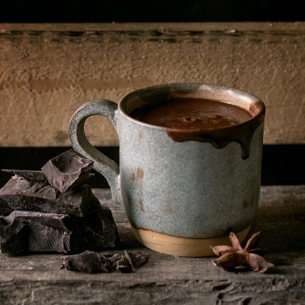 Tasse de boisson chaude d'hiver au chocolat épicé