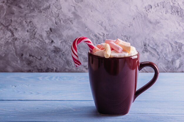 Une tasse brune avec un bonbon de Noël