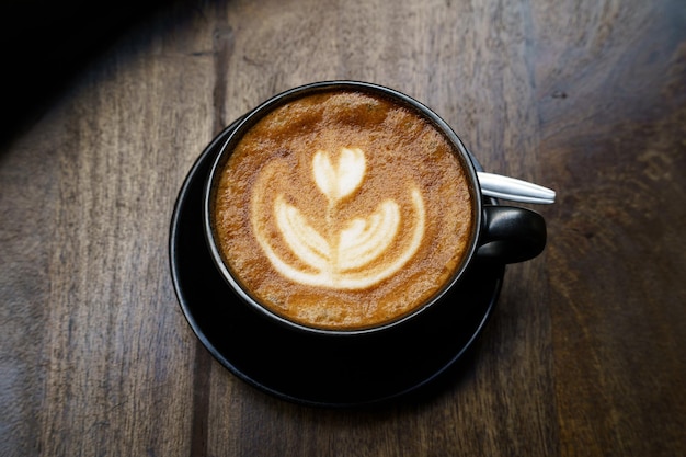 Photo une tasse sur un bureau en bois en vue d'en haut comme petit déjeuner dans un café pendant le travail