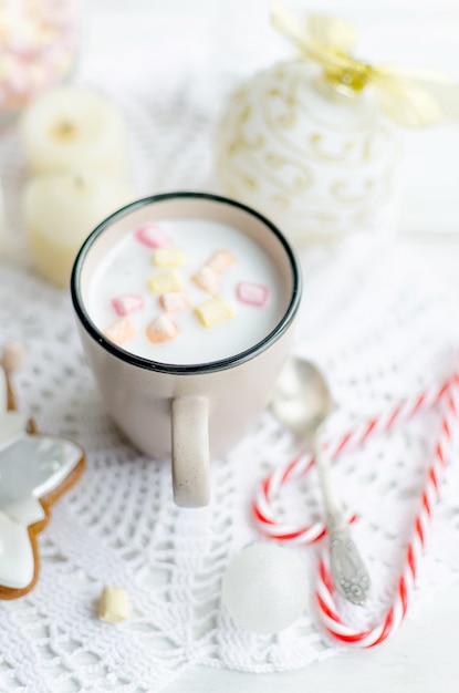 Tasse de cacao aux guimauves et pain d&#39;épices glacé de Noël