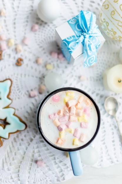 Tasse de cacao aux guimauves et pain d&#39;épices glacé de Noël