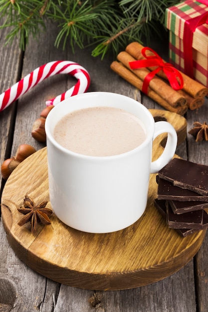 Tasse de cacao chaud sur une surface sombre