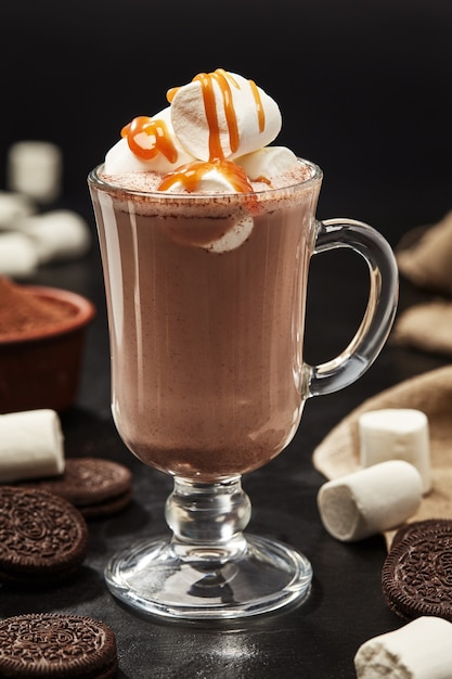 Tasse de cacao avec guimauves et garniture au caramel