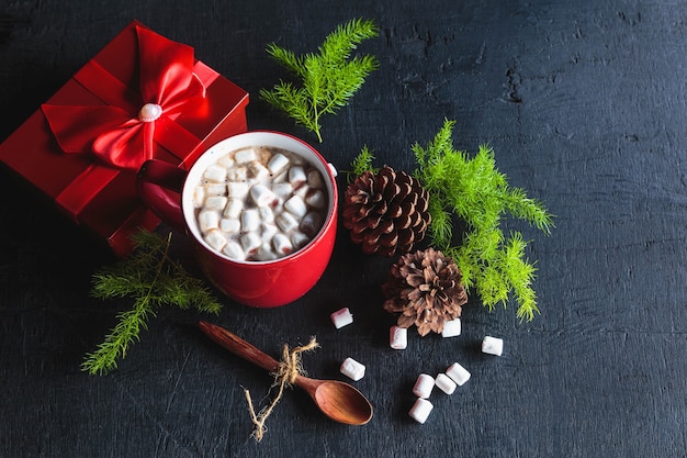 Tasse de cacao rouge et coffret cadeau