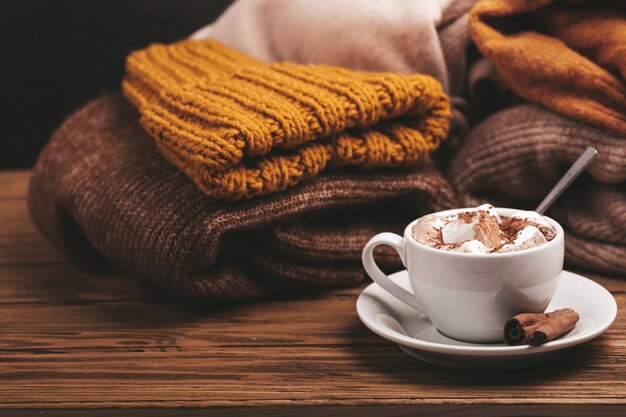 Tasse de cacao et tas de tricots