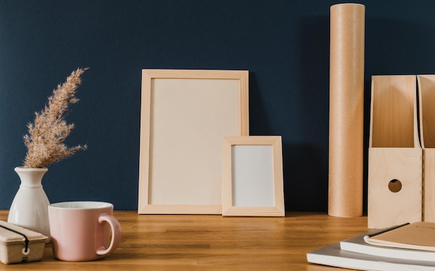 Tasse de cadre et papeterie sur table en bois