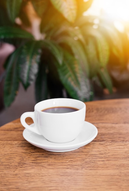 Une tasse de café alternatif savoureux et frais sur la table