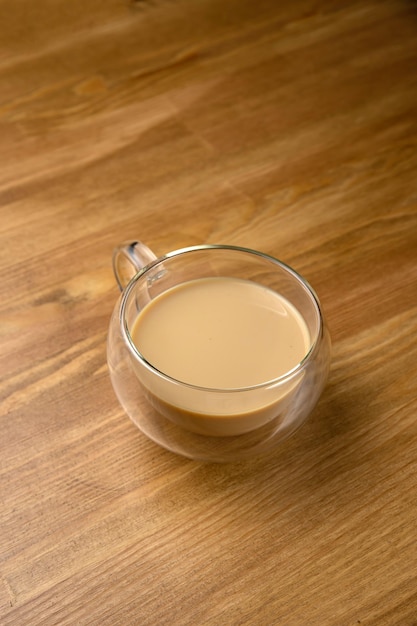 Une tasse de café Americano avec du lait.