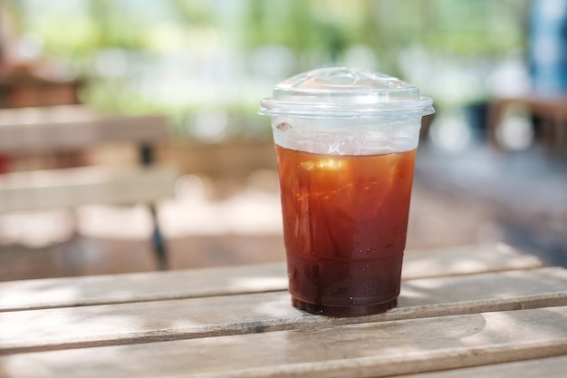 Tasse à café Americano glacé sur table en bois