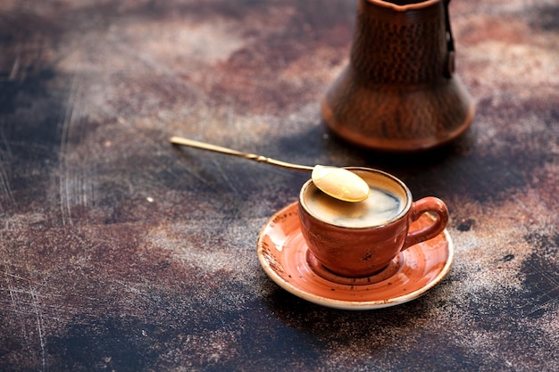 Tasse à café sur l'ancienne table de cuisine avec espace de copie pour votre texte