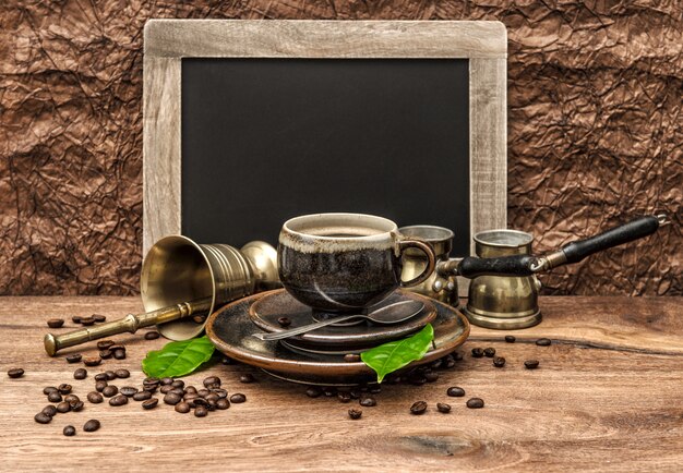 Photo tasse café antique tableau noir café feuilles haricots