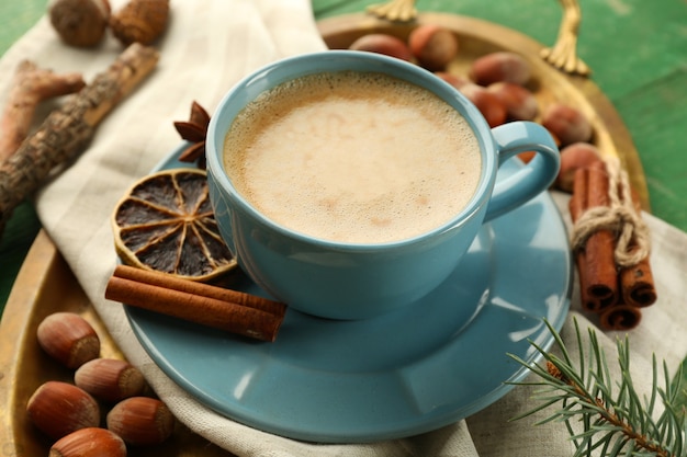 Tasse de café sur l'arbre métallique, gros plan