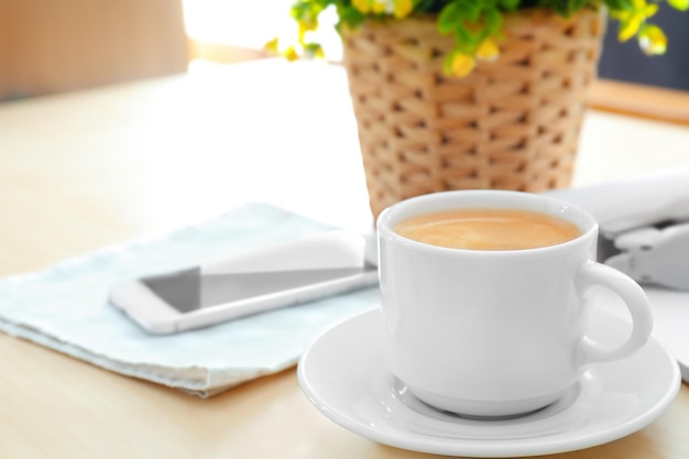 Tasse de café aromatique du matin sur la table