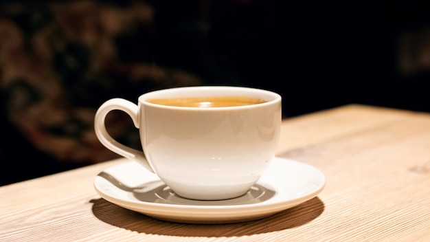 Tasse à café aromatique sur une table en bois