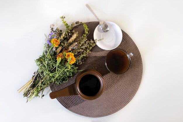 Une tasse de café aromatique sur une vue de dessus de table blanche boire du café instantané