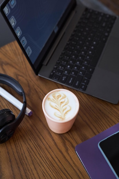 Une tasse de café au bureau