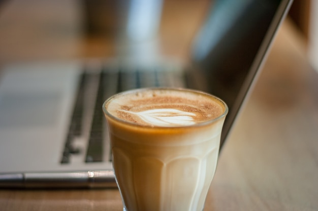 Photo une tasse de café au lait avec un bel art latte