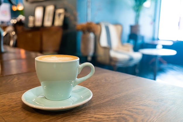 tasse de café au lait chaud sur table en bois