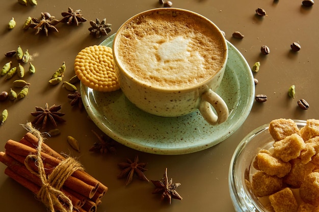 Tasse de café au lait chaud sur la table