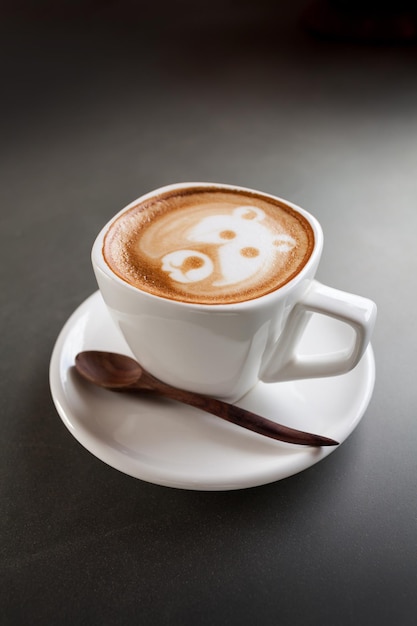 Tasse de café au lait comme un visage d'ours