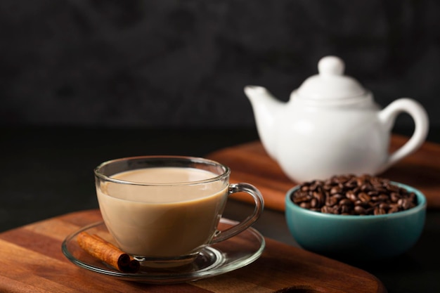 Tasse de café au lait crémeux.