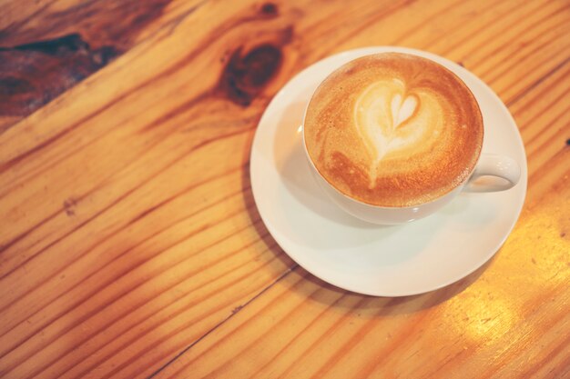 Tasse de café au lait dans un café