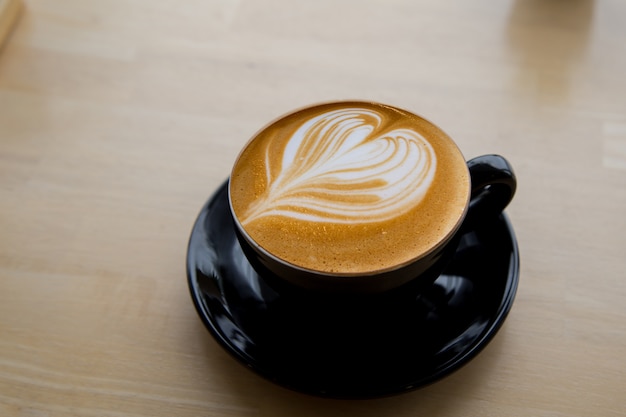 Photo tasse de café au lait sur fond en bois. vue de dessus.