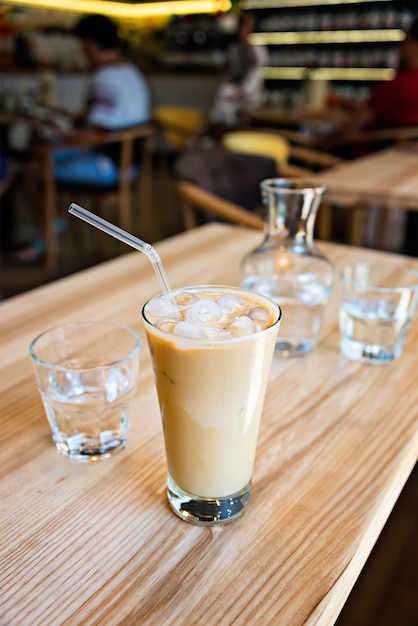 Tasse de café au lait sur fond en bois