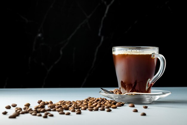 Tasse de café au lait sur fond sombre. Latte chaud ou cappuccino fait avec du lait sur un bois