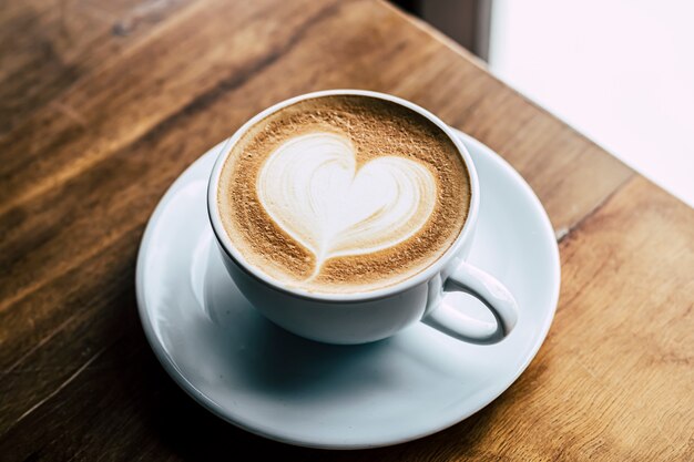 Tasse de café au lait en forme de coeur